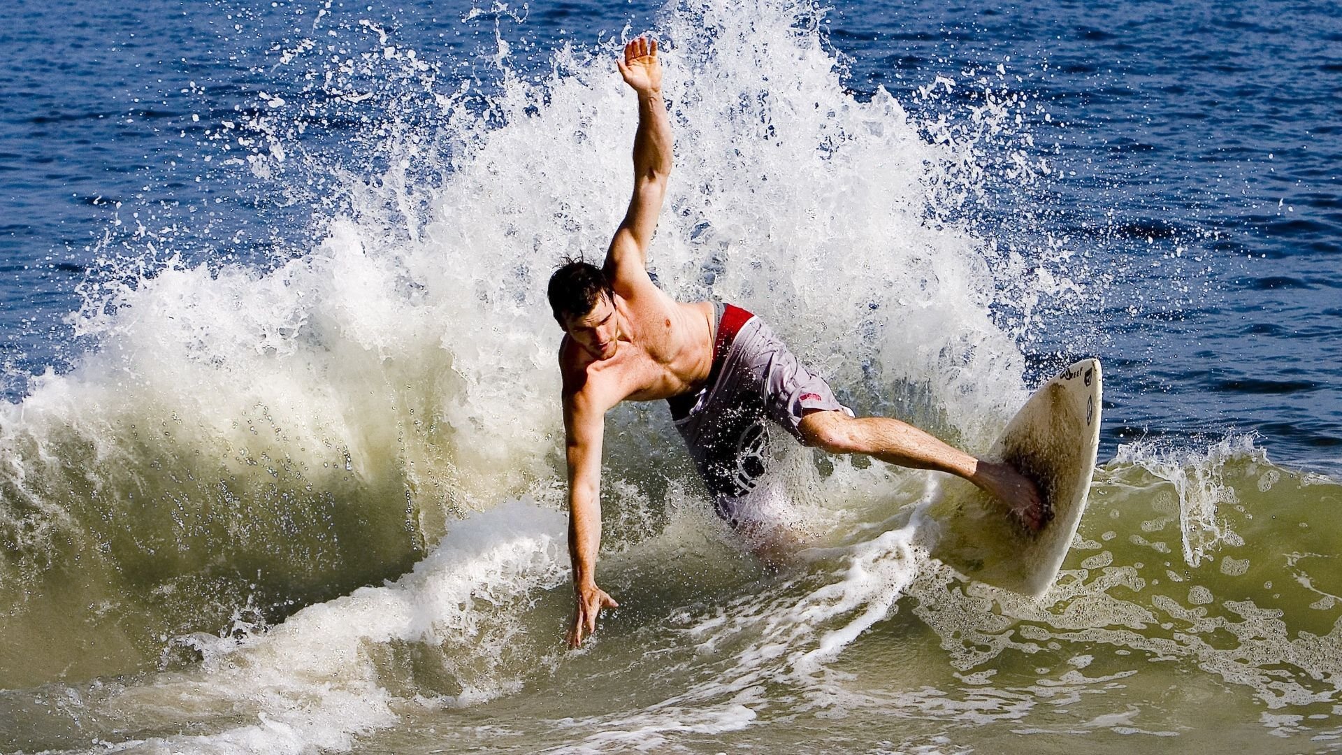 爱游戏官网-史密斯起跳反应制胜 澳中队紧随其后，史密斯跳车